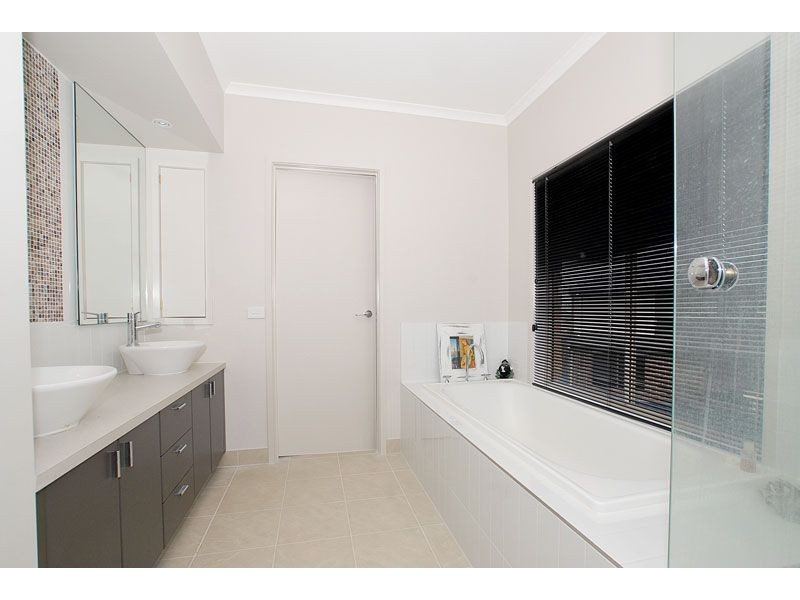 23 Fallingwater Drive, Pakenham VIC 3810