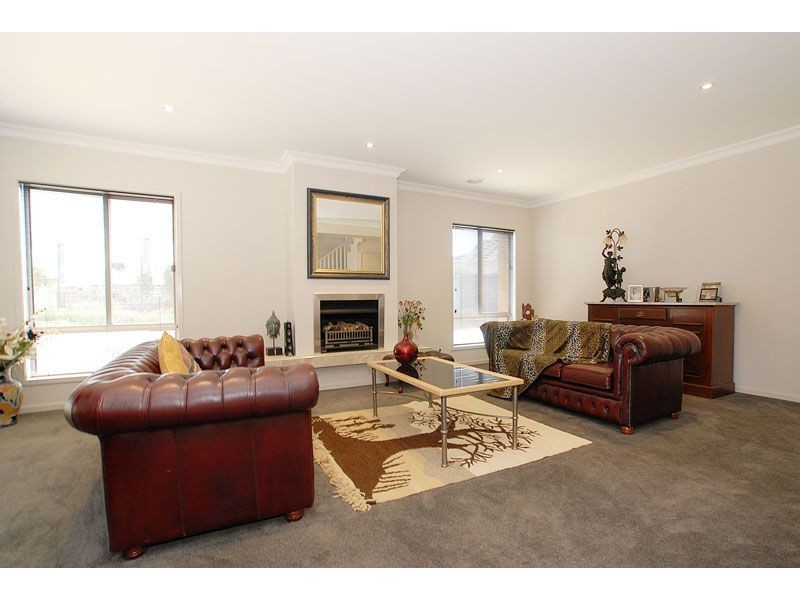 23 Fallingwater Drive, Pakenham VIC 3810