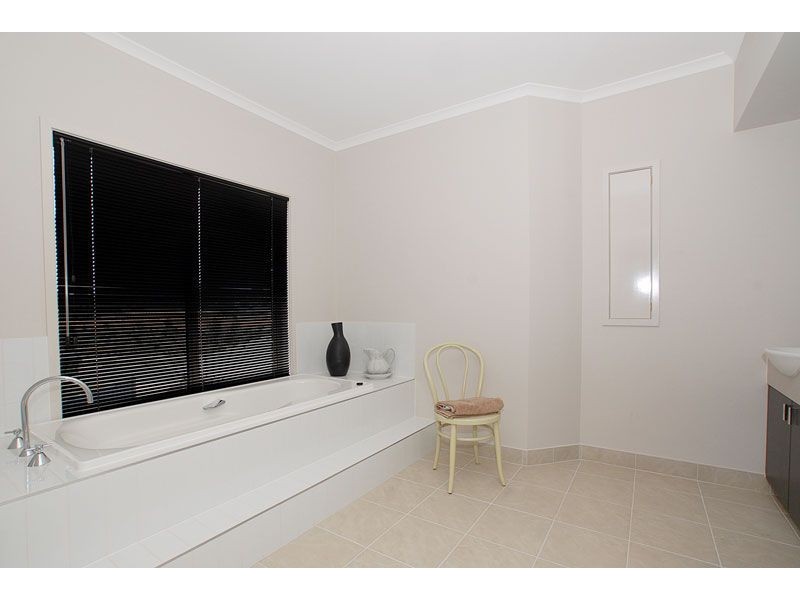 23 Fallingwater Drive, Pakenham VIC 3810