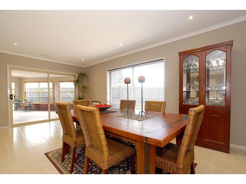 23 Fallingwater Drive, Pakenham VIC 3810