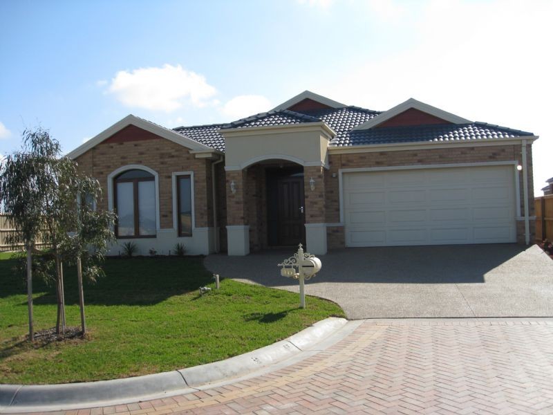 10 Whiteley Way, Pakenham VIC 3810