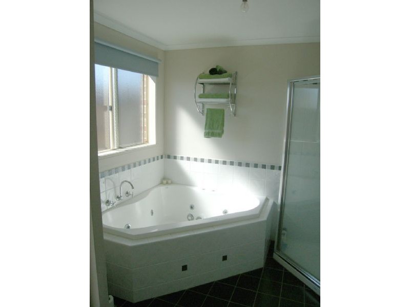 18 RALRON COURT, Pakenham VIC 3810