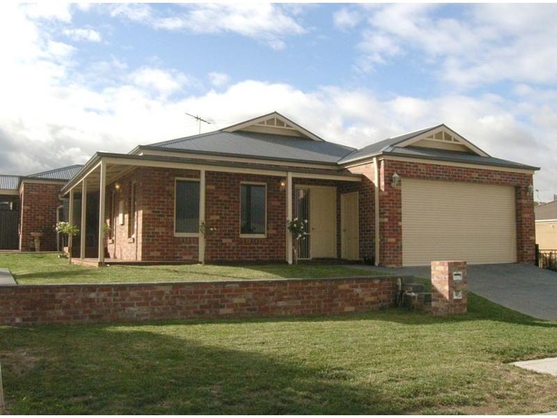 19 Lucerne Circuit, Pakenham VIC 3810