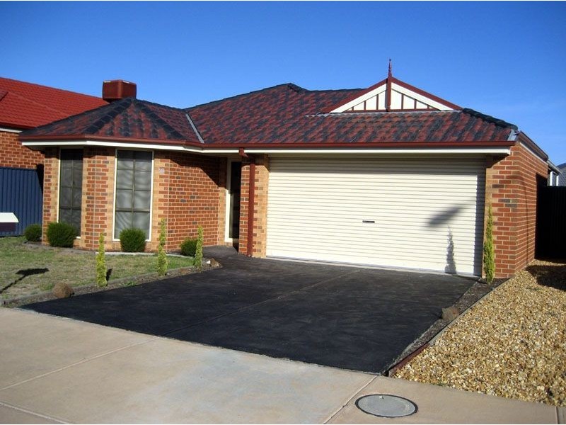 18 Blackwood Drive, Pakenham VIC 3810