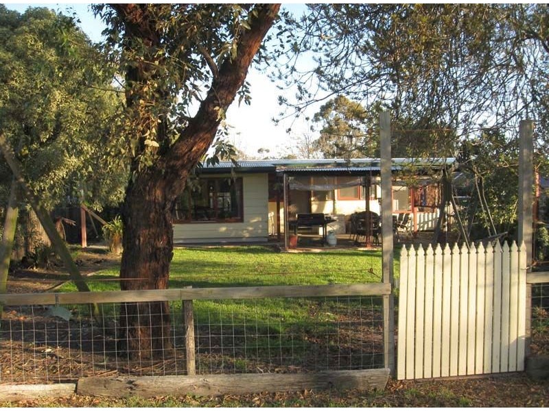 8 Railway Aveue, Tynong VIC 3813