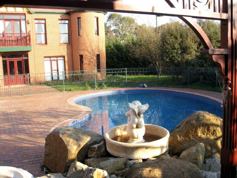 2 Barr Court, Pakenham VIC 3810