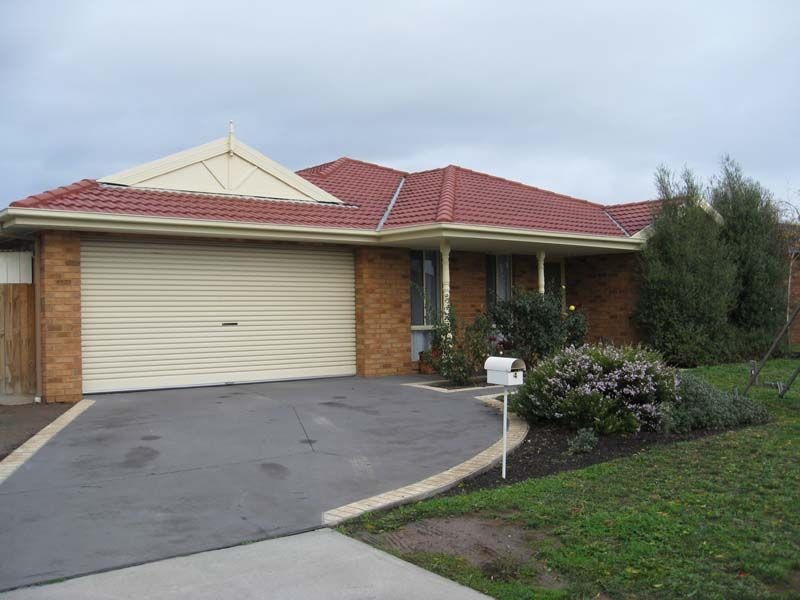 4 Watts Terrace, Pakenham VIC 3810