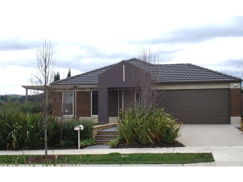 18 Falling Water Drive, Pakenham VIC 3810