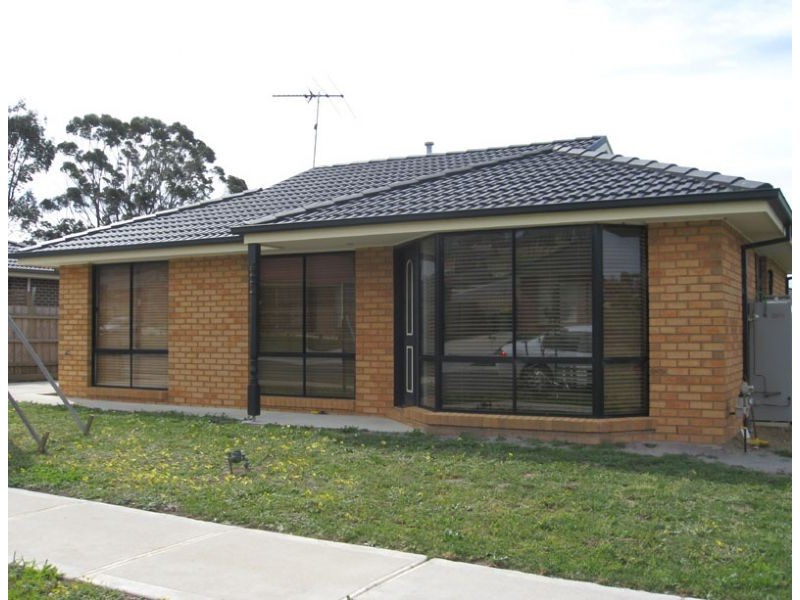 6 Riviera Drive, Pakenham VIC 3810