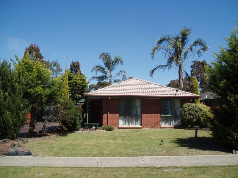 19 Simon Drive, Pakenham VIC 3810
