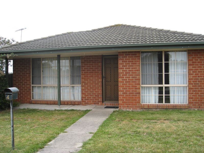 4 Gullquist Way, Pakenham VIC 3810