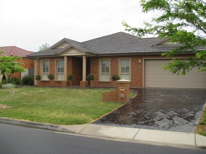 4 Clearwater Drive, Pakenham VIC 3810