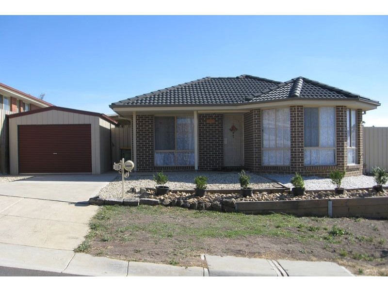 16 Luca Place, Pakenham VIC 3810