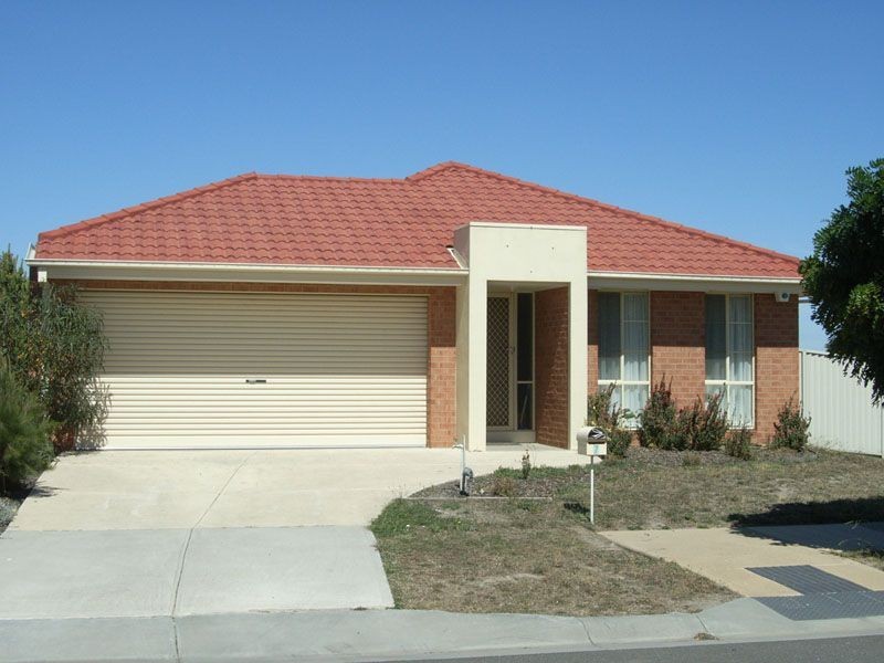 7 Honeysuckle Close, Pakenham VIC 3810