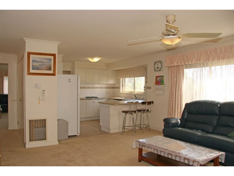 2/27 Evon Avenue, Ringwood East VIC 3135