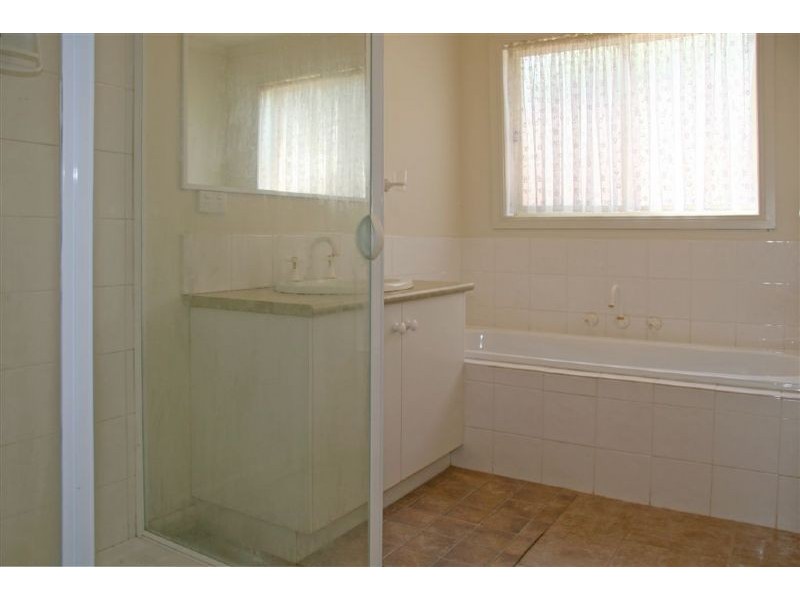 2/27 Evon Avenue, Ringwood East VIC 3135