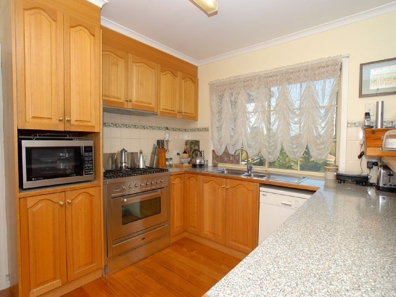 2 Deepdale Grove, Mooroolbark VIC 3138