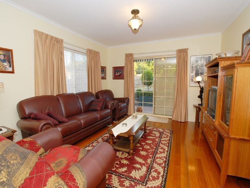 2 Deepdale Grove, Mooroolbark VIC 3138