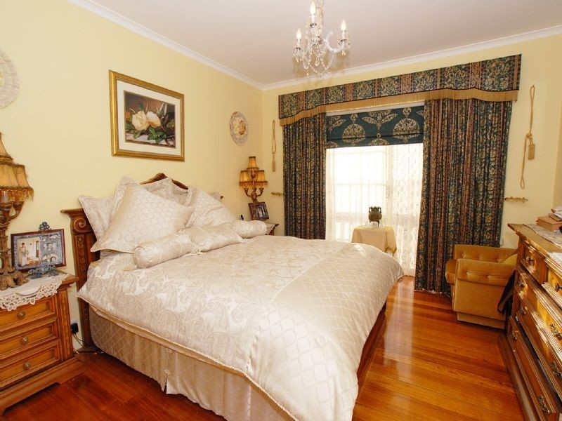 2 Deepdale Grove, Mooroolbark VIC 3138
