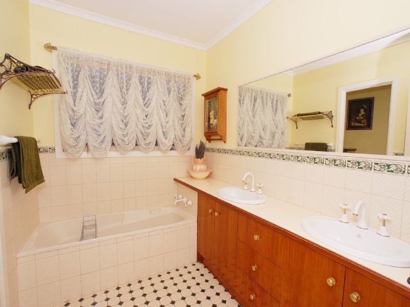 2 Deepdale Grove, Mooroolbark VIC 3138