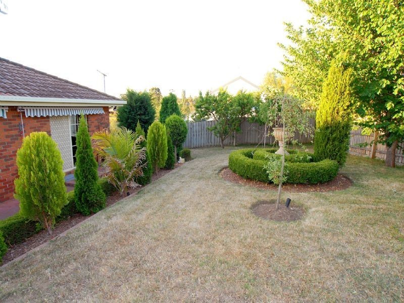 2 Deepdale Grove, Mooroolbark VIC 3138