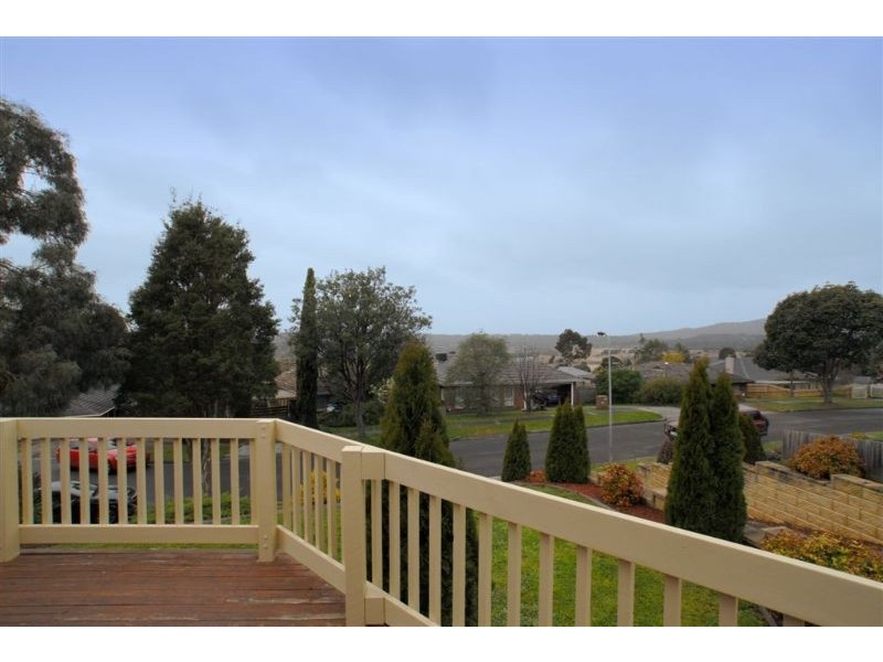 9 TRENTON PLACE, Mooroolbark VIC 3138