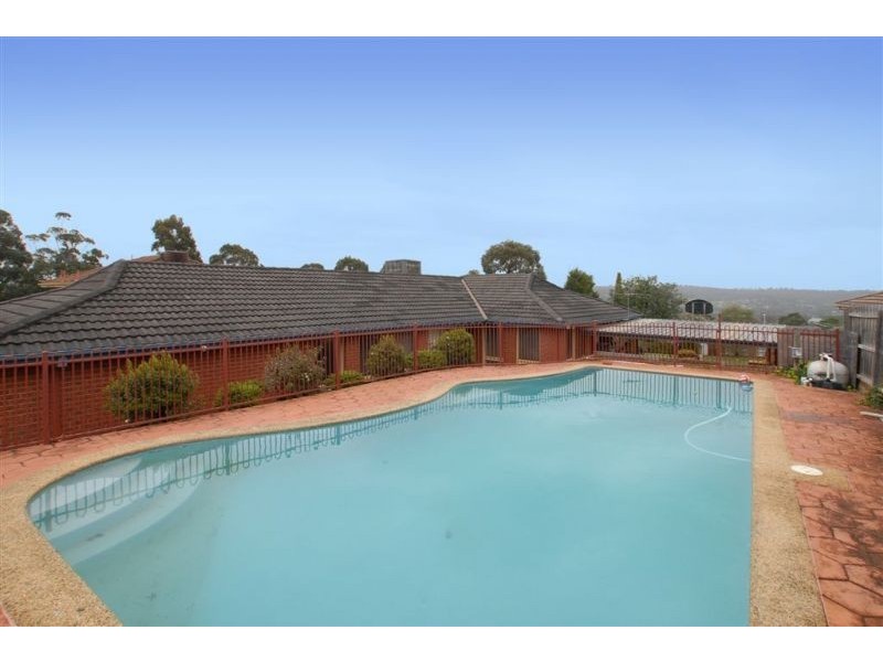 9 TRENTON PLACE, Mooroolbark VIC 3138