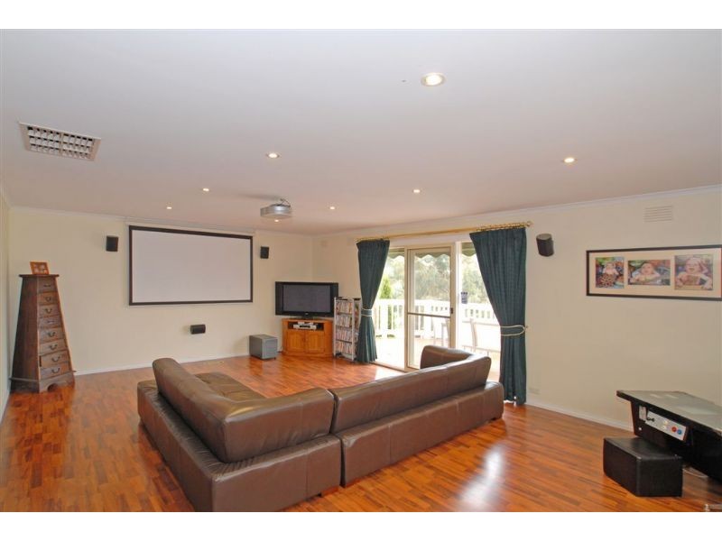 9 TRENTON PLACE, Mooroolbark VIC 3138