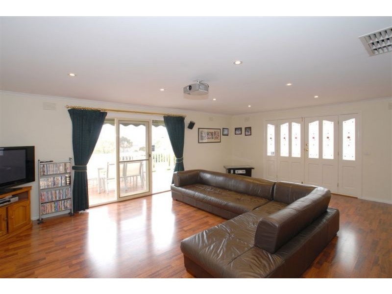 9 TRENTON PLACE, Mooroolbark VIC 3138