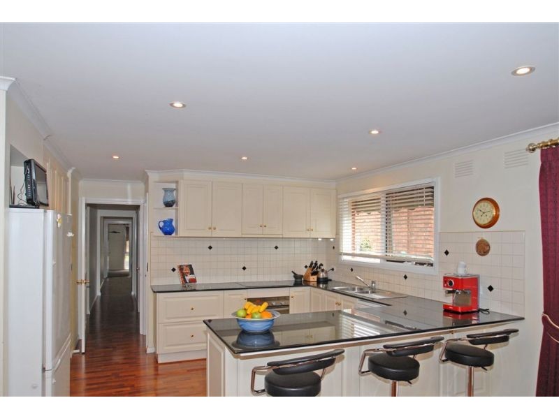 9 TRENTON PLACE, Mooroolbark VIC 3138