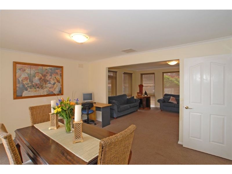 9 TRENTON PLACE, Mooroolbark VIC 3138