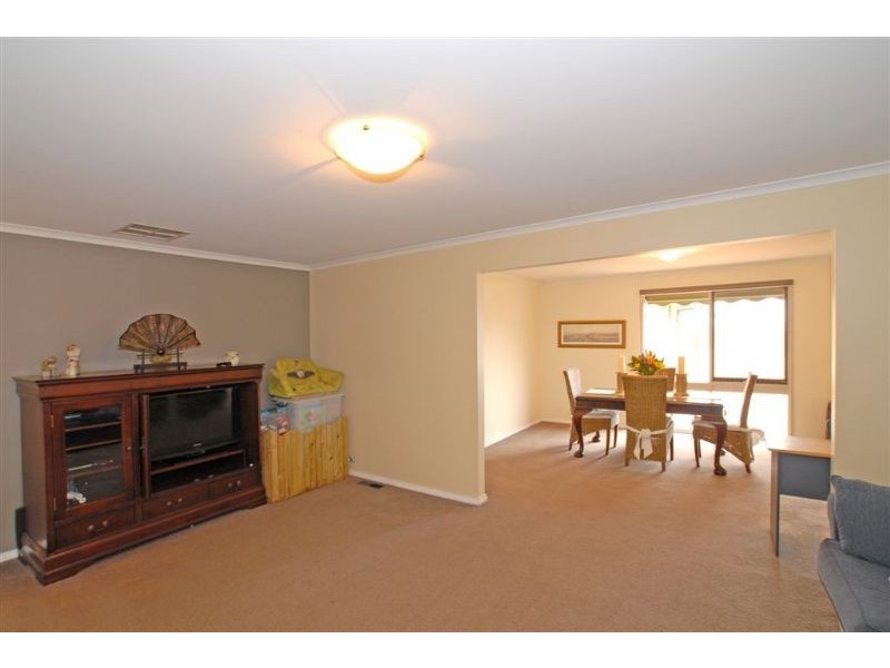 9 TRENTON PLACE, Mooroolbark VIC 3138