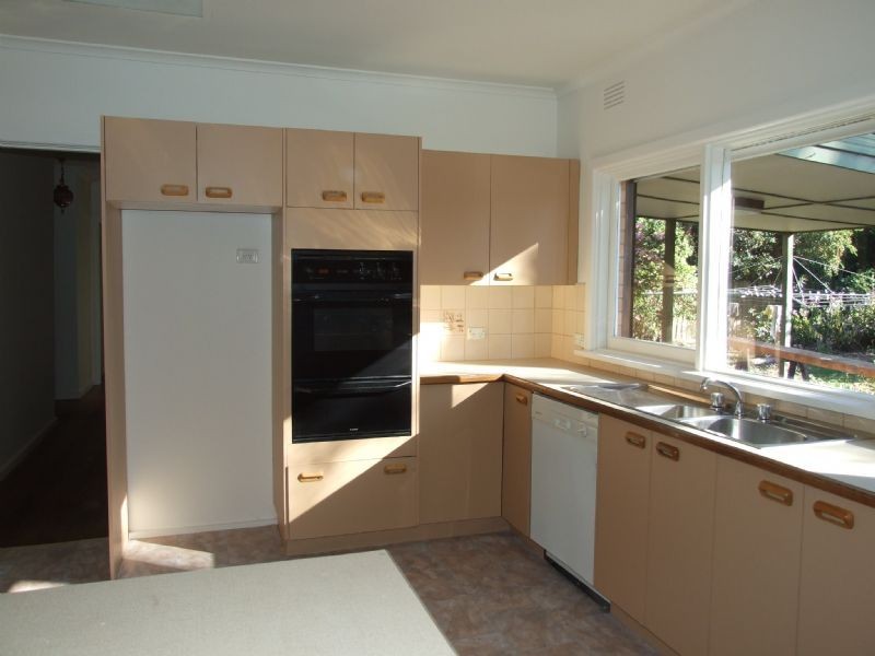 8 Lois, Ringwood East VIC 3135