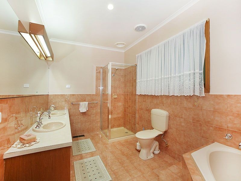 11 Manuela Terrace, Ringwood North VIC 3134