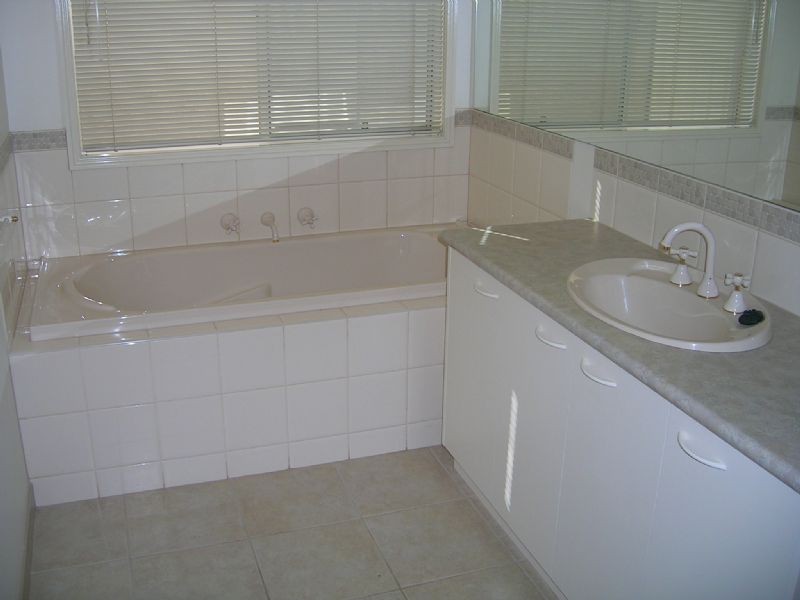 1/2-4 Ross Alan Drive, Shepparton VIC 3630