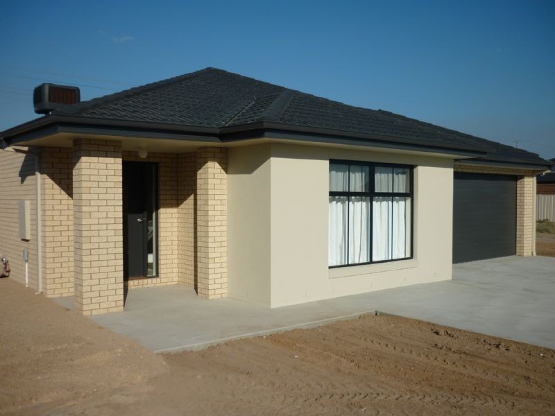11 HUMMINGBIRD WAY, Shepparton VIC 3630