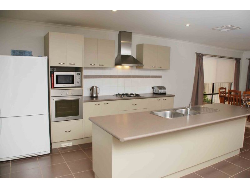 6 MELROSE CIRC, Shepparton VIC 3630