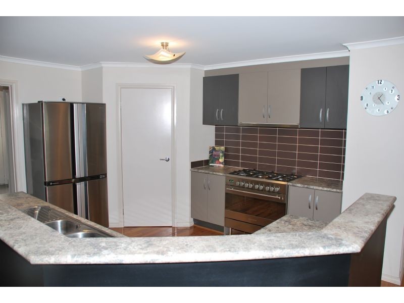 38 VICKERS ST, Kialla VIC 3631