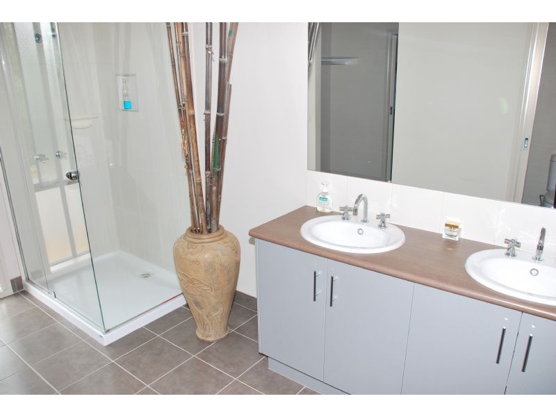 38 VICKERS ST, Kialla VIC 3631