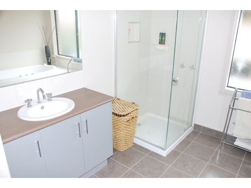 38 VICKERS ST, Kialla VIC 3631