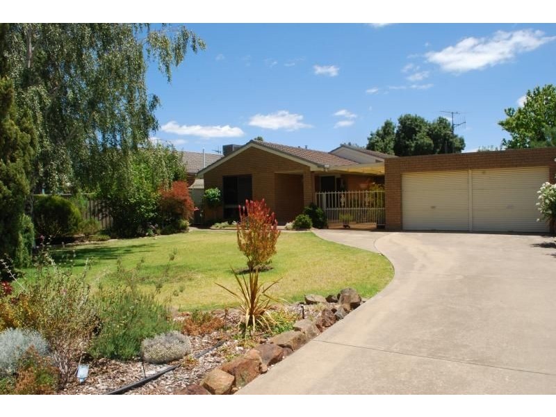 8 Dampier Avenue, Shepparton VIC 3630