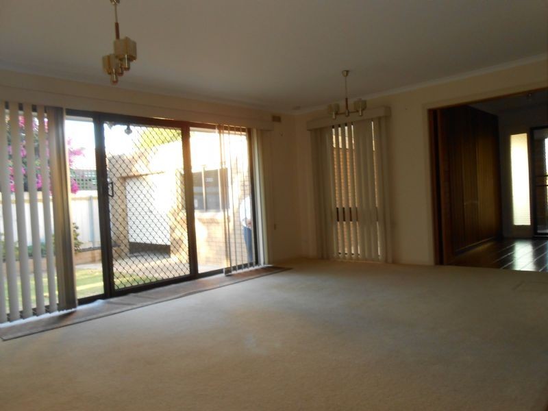 8 Dampier Avenue, Shepparton VIC 3630