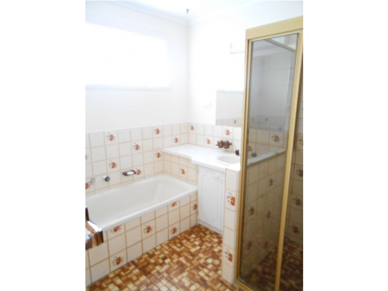 8 Dampier Avenue, Shepparton VIC 3630