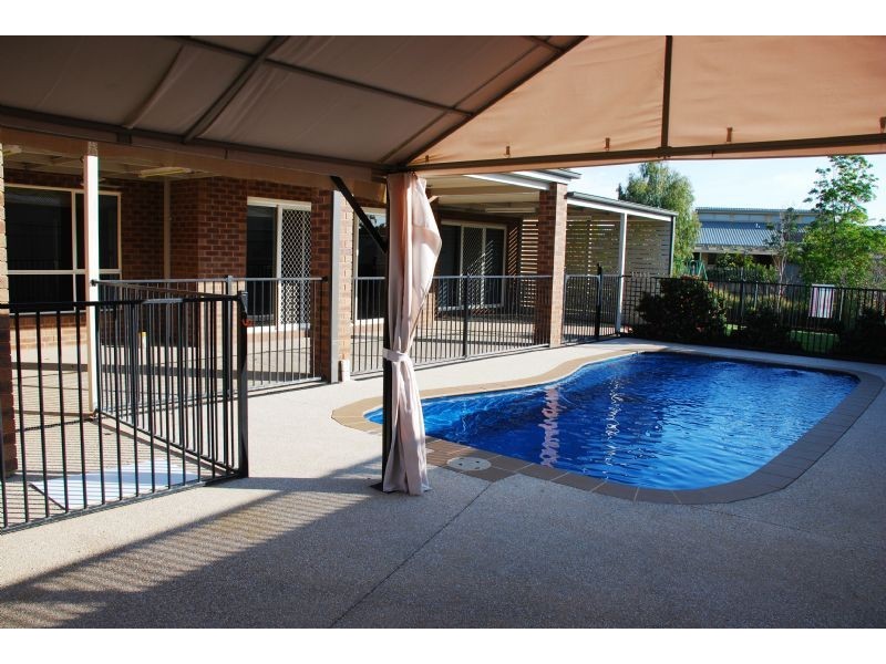 4 Rocklands Crescent, Kialla VIC 3631