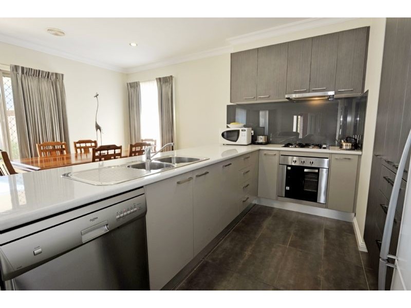 2/5 Raftery Road, Kialla VIC 3631