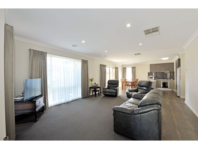 2/5 Raftery Road, Kialla VIC 3631