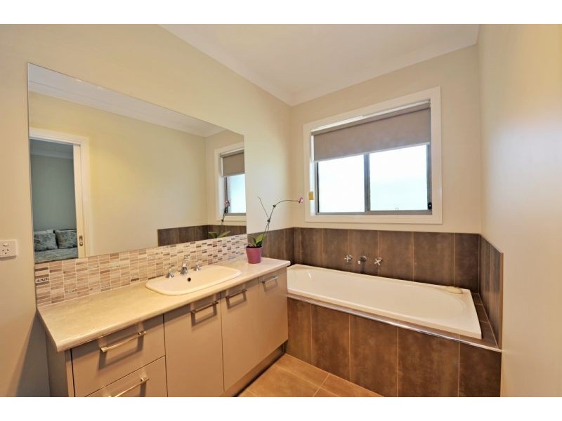 2/5 Raftery Road, Kialla VIC 3631