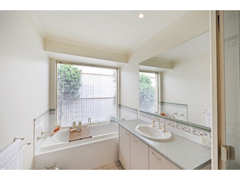 14 Menindee Crescent, Kialla VIC 3631