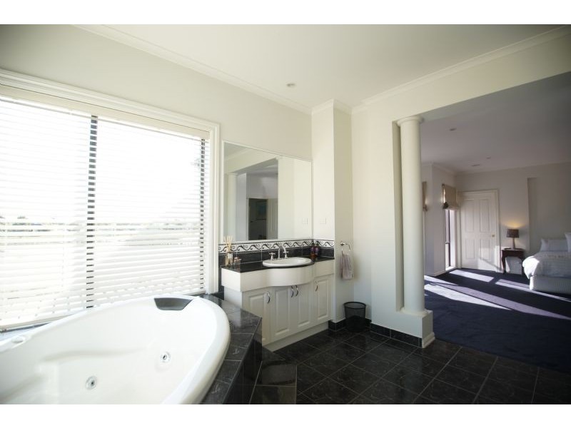 239 Waranga Drive, Kialla VIC 3631