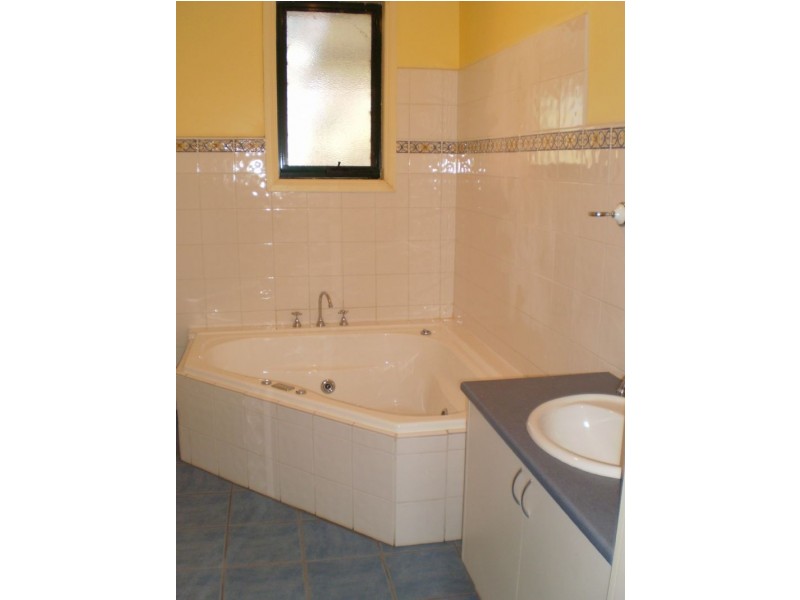 38 McKinnons Bridge Road, Noorat VIC 3265